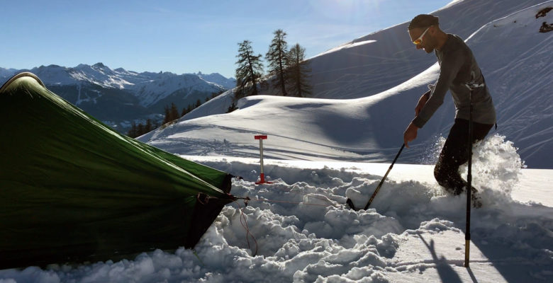 Amarrage de tente avec un bâton de ski