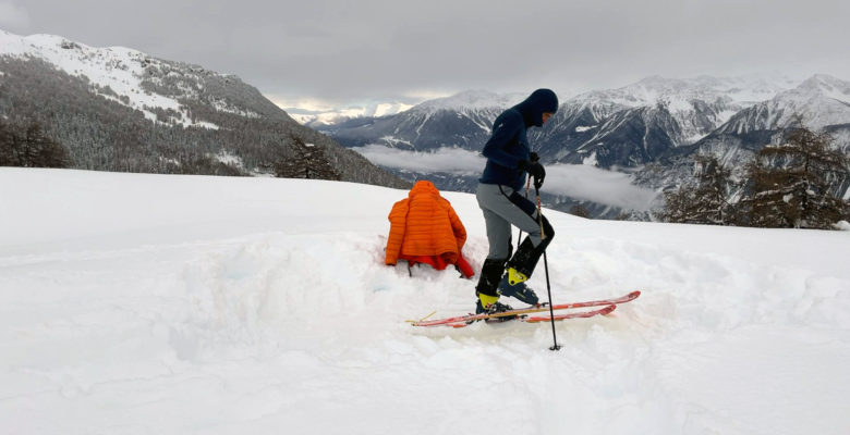 Tasser la neige avec tes skis ou raquette pour préparer le lieu de bivouac