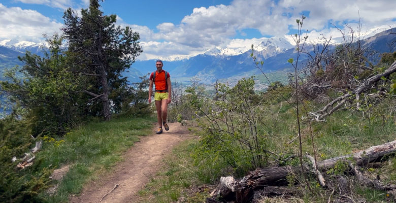 En randonnée de printemps sur terrain sec
